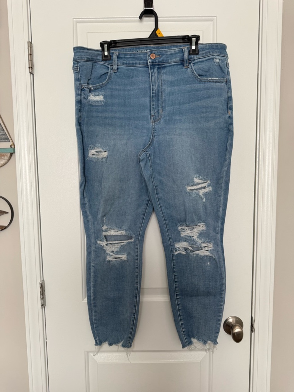 American Eagle Outfitters Light Wash Distressed Jeggings 18Short